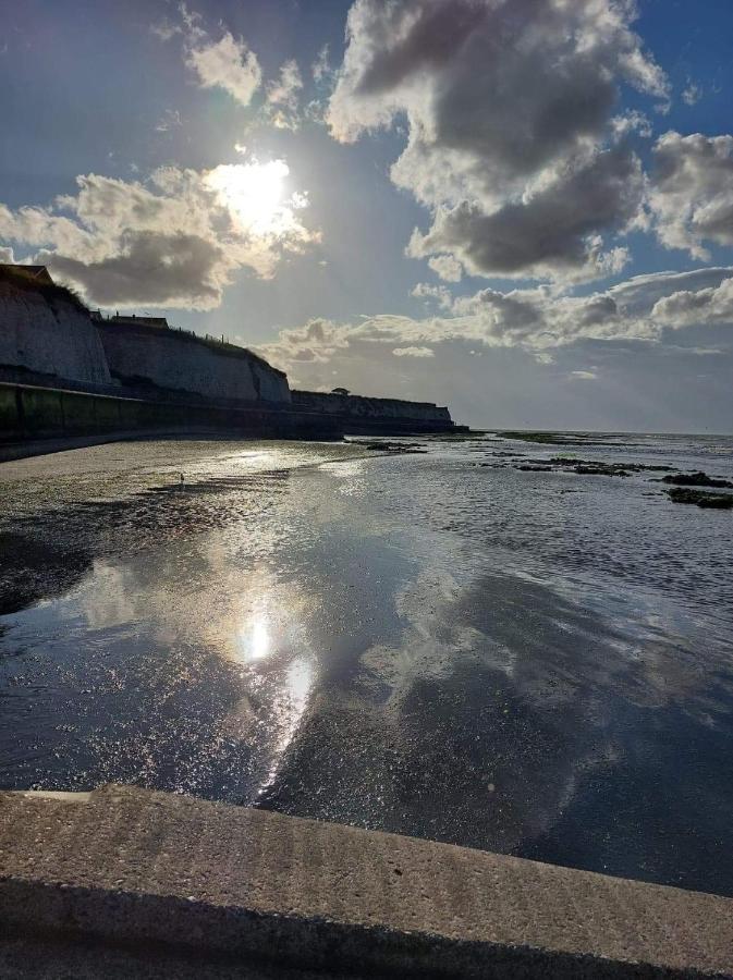 Cosy Cabin By The Seaside With Hot Tub Apartment Birchington-on-Sea ภายนอก รูปภาพ